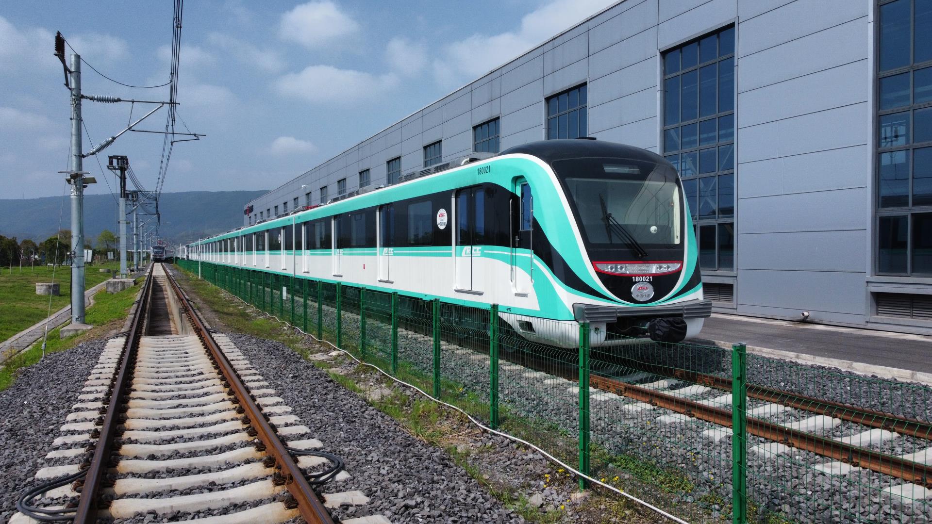 圖四：重慶機(jī)電集團(tuán)參股企業(yè)重慶中車長(zhǎng)客生產(chǎn)的重慶軌道交通18號(hào)線首列電客車進(jìn)入大批量生產(chǎn)階段。.jpg